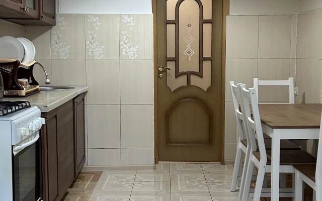 Trekhkomnatnaya v Kurortnoj Zone Flat