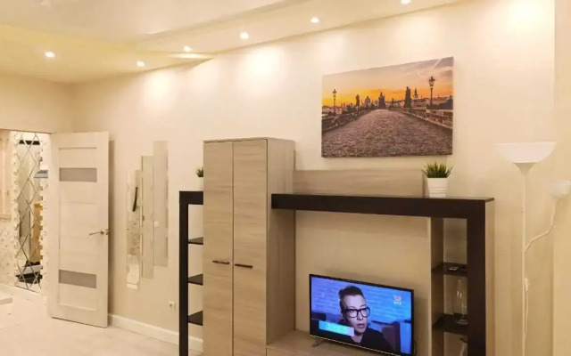 Pyadom C Torgovym Tsentrom I Alleej Flat