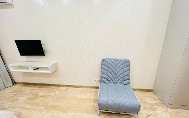 3 mestnye s balkonom i basseynom Apartments