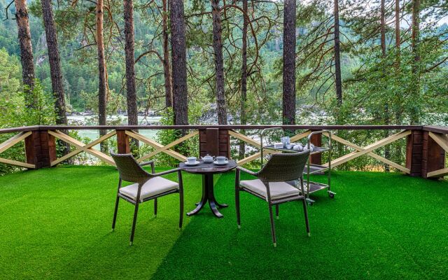 Kedroviy Ostrov (Сhemal) Hotel