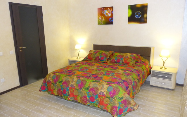 s dvumya spal'nyami i vidom na more Apartments