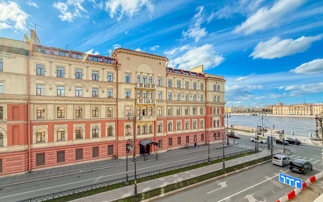 Апартаменты с видом на Неву