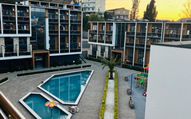 3kh mestnaya studiya studiya s balkonom i basseynom Apartments