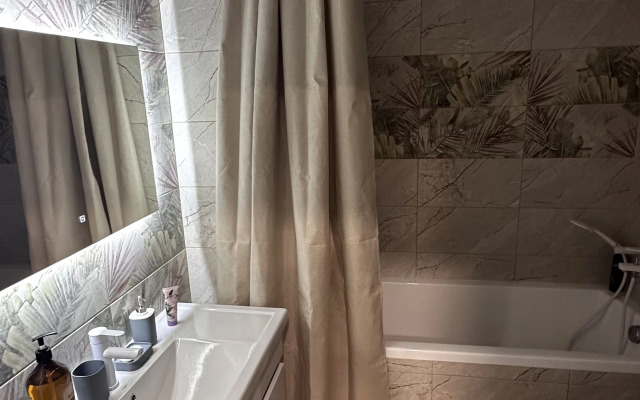 Uyutnaya kvartira na poberezhye Zelenogradska Flat