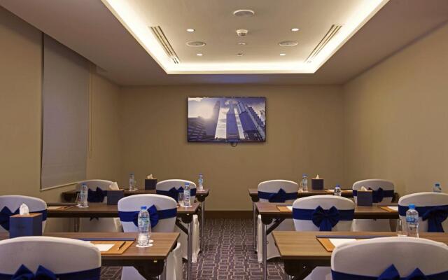 Отель Mena Plaza Hotel Albarsha