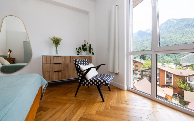 Dvukhurovnevaya S Vidom Na Gory Flat