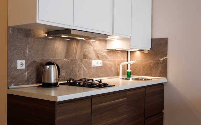 Komfort s otdelnoy spalney i balkonom Apartments
