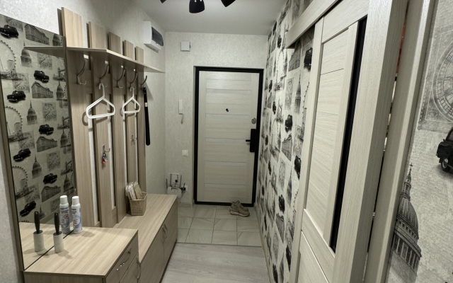 U Metro Gorki Vsegda Radyi! Flat