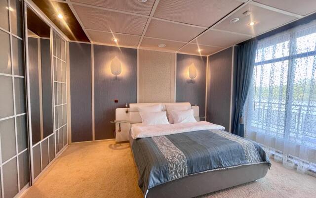 Yacht Club Fregat Hotel