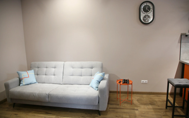 Апартаменты Уорхол - апельсин и капучино в интерьере с собственным двориком для BBQ в 10 минутах от центра