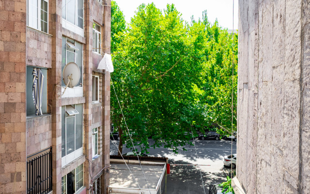 3-K Kvartira na Prospekte Sayat-Novy Flat