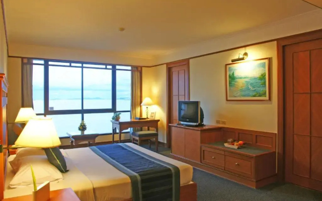 Отель Cholchan Pattaya Beach Resort