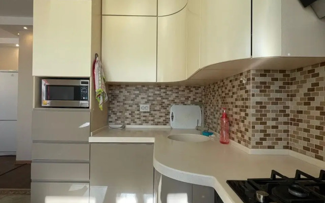 Квартира уютная по адресу Каландаришвили 7 посуточно с самозаселением