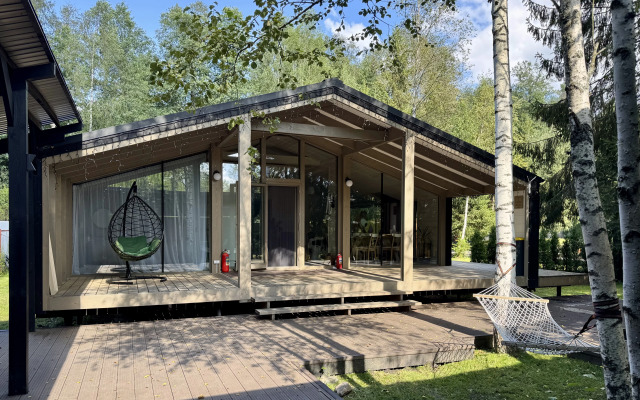 Частный Дом с Верандой в Лесу