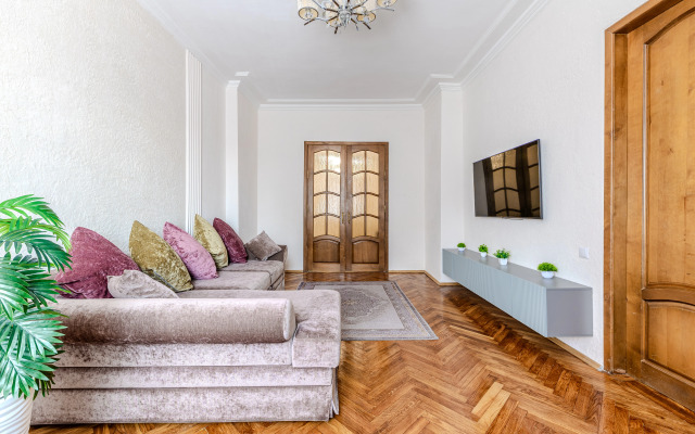 Trekhkomnatnaya Na Prospekte Nezavisimosti 23 Flat