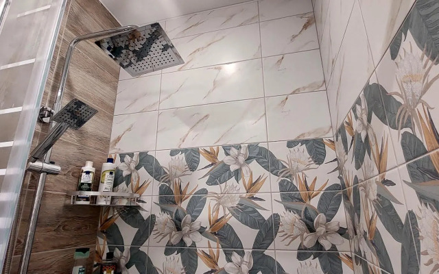 Biznes V Tsvetuschem Dvorike Flat