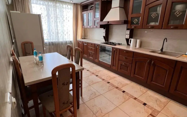 Shikarnaya Trekhkomnatnaya na Michurina Flat