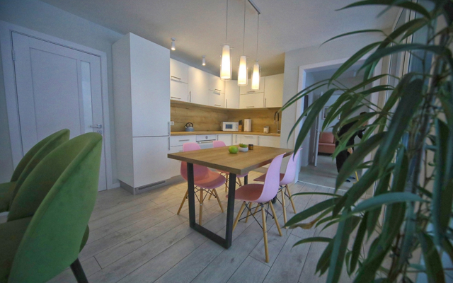 Частный дом панорамными окнами и террасой на крыше