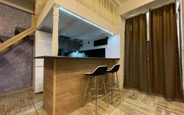 Na Belykh Akatsiyakh Flat