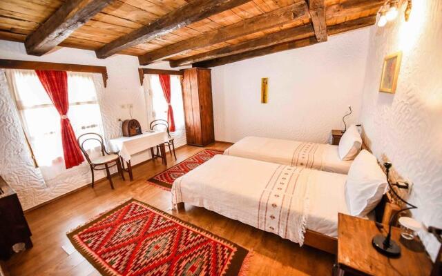 Tradita Geg & Tosk Hotel