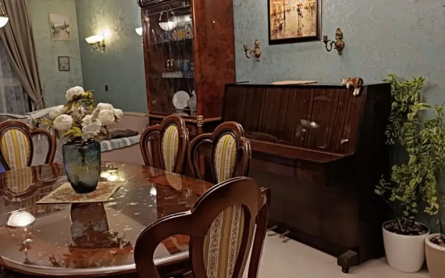 Uyutnaya dvukhkomnatnaya s konditsionerom Ermitazh Flat