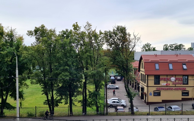 V 2 Minutakh Ot Verkhnego Ozera Flat