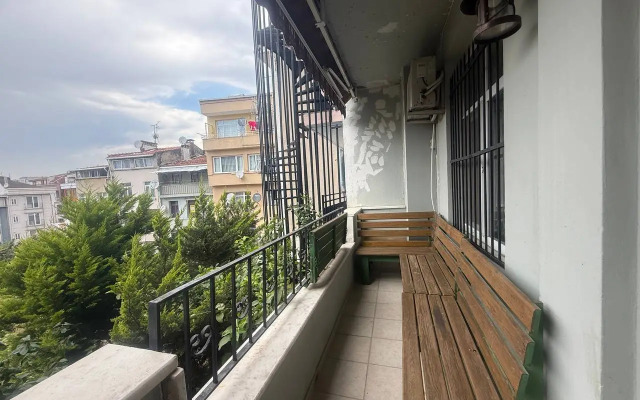 3BR Balcony 4 AC close to Metro Apartments
