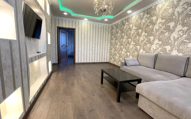Prostornaya Yevro-Tryoshka U Metro (1) Apartment