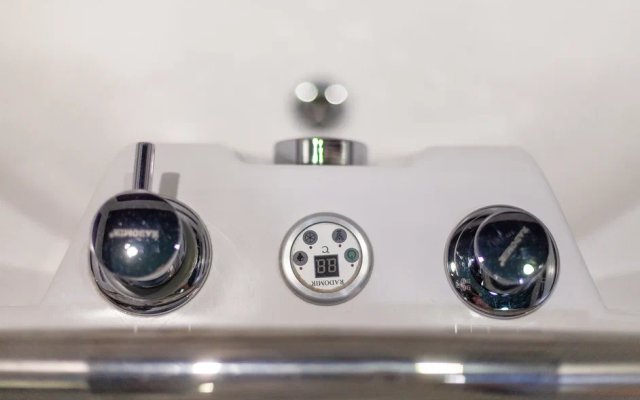 Квартира с джакузи шикарным видом на Волгу в центре Самары