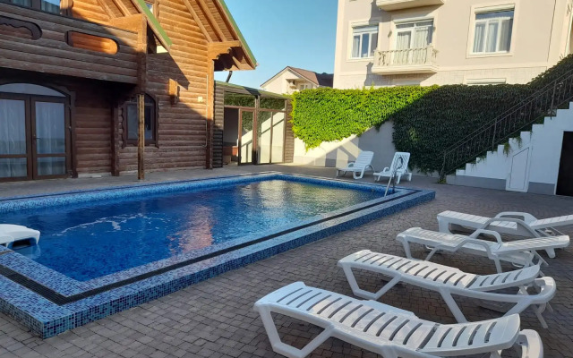 Частный Дом на Берегу Моря с Бассейном