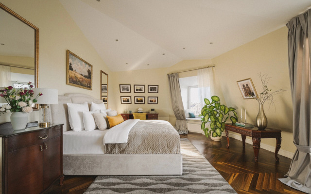 Апартаменты Minin Apartments Мансарда с террасой и видом на Невский 170 кв.м.