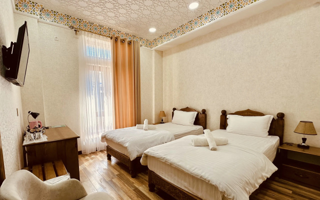 Ayvan Plaza Hotel