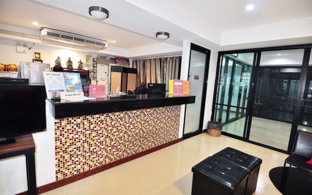ZEN Rooms Suthisan Hotel