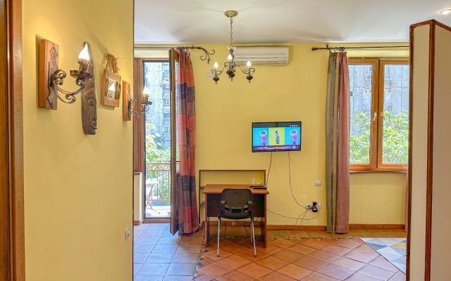 Vostochnaya Kvartira V Tsentre Apartments