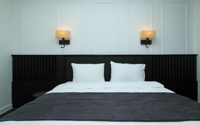 Pine Astoria Hotel (by travel agency)
