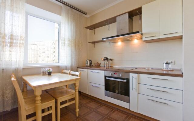 Апартаменты Трехкомнатные на Коломяжском 26