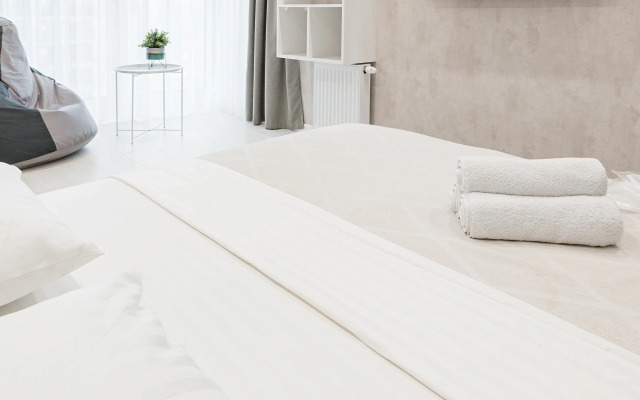 Dizaynerskiye na 24 Etazhe s Ponoramnymi Oknami Apartment
