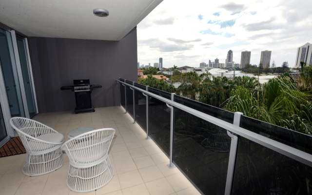 Surfers Paradise Three Bedroom With Pool and Spa Access