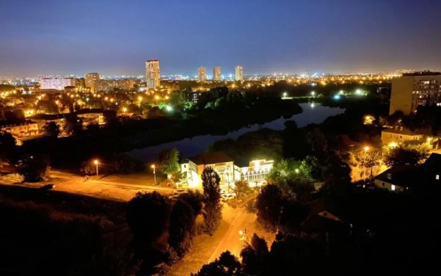 Apartamenty Biryuza Apart Energy s Paryashchej Krovat'yu