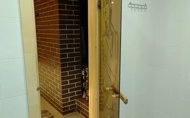 Частный дом с баней и пирсом на берегу пруда