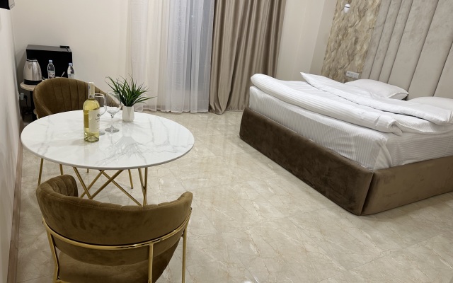 Luxe Plaza Hotel