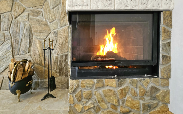 Dom s Basseynom i Plyazhem v sele Andreevka Chalet