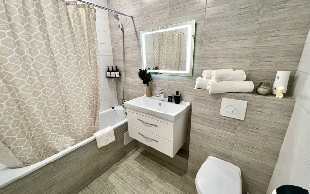 Kvartira S Vidom Na Skver Geroyev Apartments