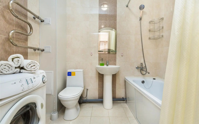 Апартаменты студия в ярких тонах в центре Тюмени