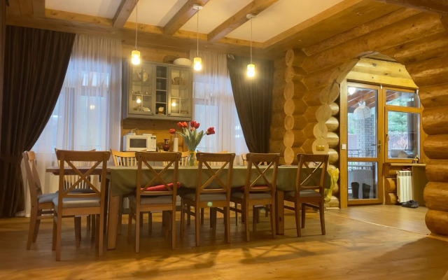 Uyutny dom v lesu u reki Private house