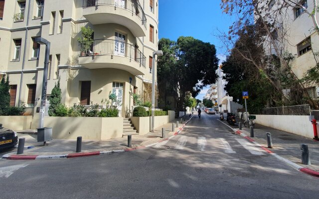 Design 2 Bdr Duplex Penthouse Rothschild #TL54 Apartments