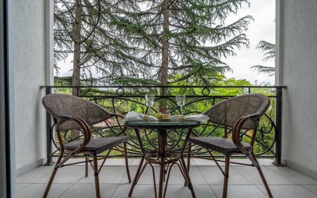 Studiya s balkonom u Dendrariya i morya. Pokrovskij 78 Apartments