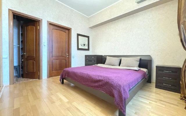 Квартира Трехкомнатная с Балконом и Кондиционером в Центре на Весенней