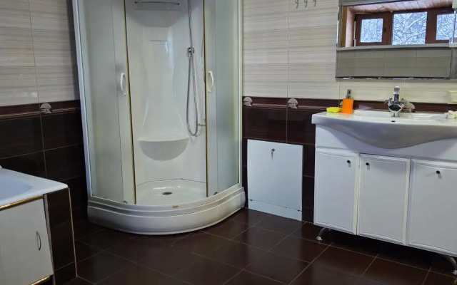 Частный дом Уница 300кв.м на первой линии озера Селигере