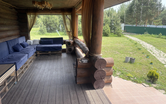 Частный дом из бревна с баней